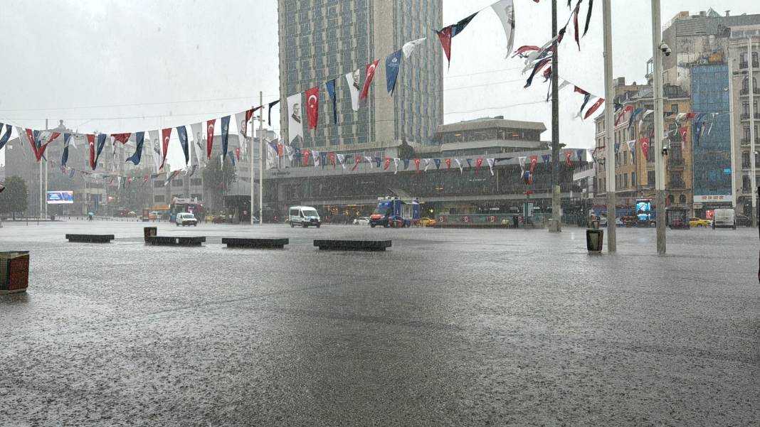 İstanbul'da sağanak hayatı felç etti! Araçlar sular altında kaldı 39